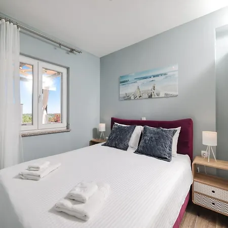 In With Sea And Mountain Views *