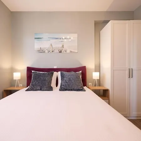 In With Sea And Mountain Views *